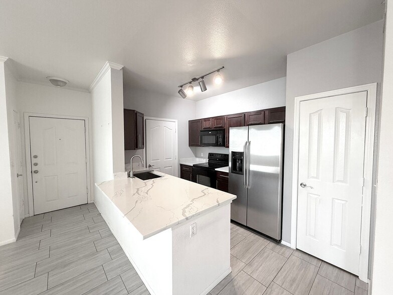 Building Photo - 16013 S Desert Foothills Pky