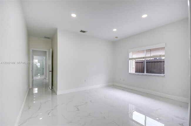 Building Photo - 15548 SW 19th Ln