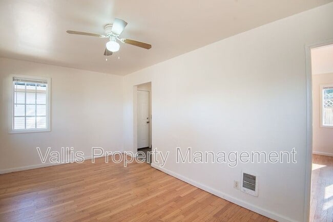 Building Photo - 526 19th St NE