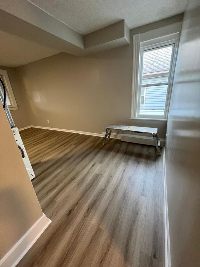 Building Photo - Newly Renovated 3 Bedroom Section 8 are We...