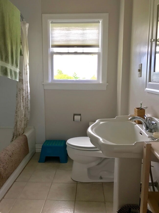 Building Photo - 819 10th St