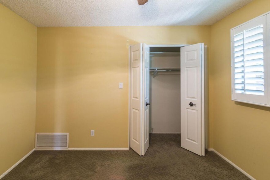 Building Photo - 1113 E Balboa Dr