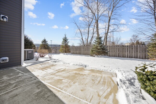 Building Photo - 537 Watercress Dr