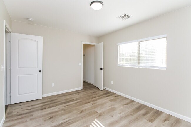 Building Photo - 2634 S Southwind Dr