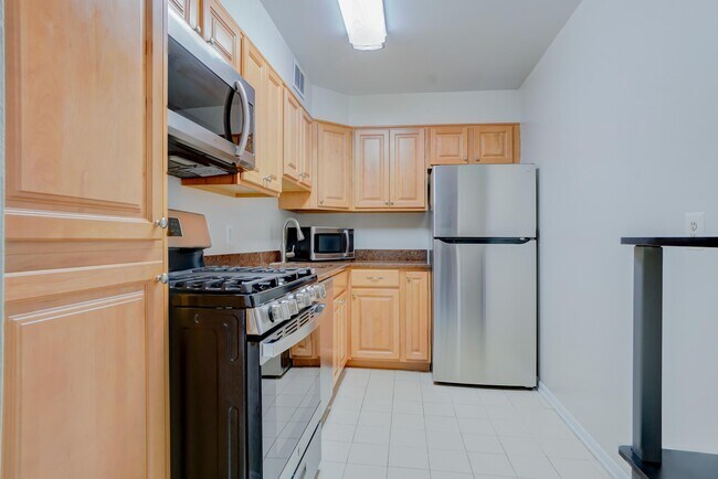 Building Photo - 7400 Lakeview Dr