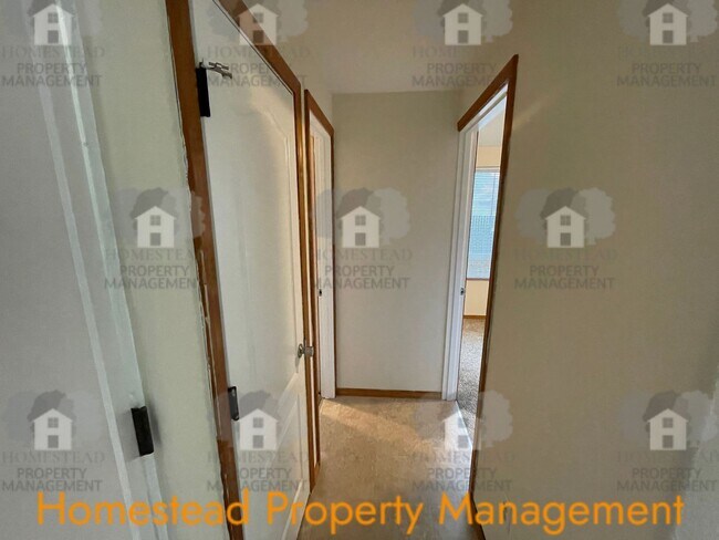 Building Photo - Room to breath!