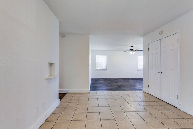 Building Photo - Spacious 4 Bed 2 Bath Home with Stainless Steel Appliacnes
