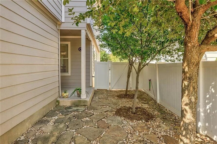 Building Photo - 1422 Davis Mountain Loop