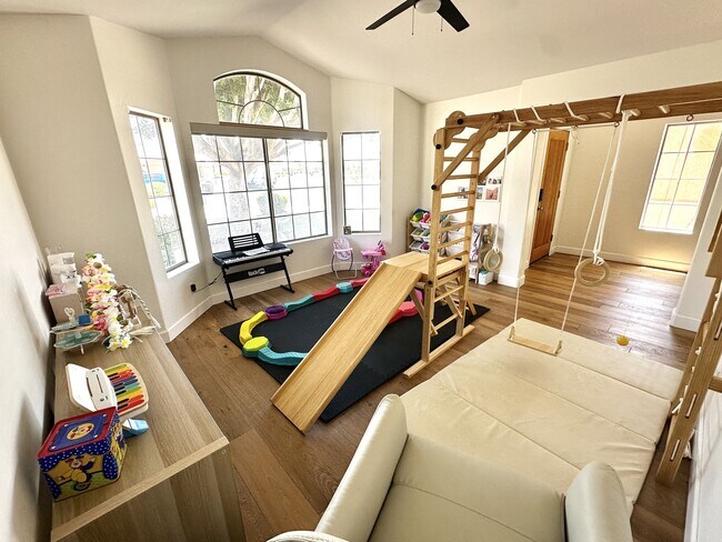 Building Photo - 723 W Leah Ct