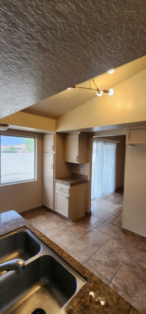 Building Photo - Charming Single Family Home!