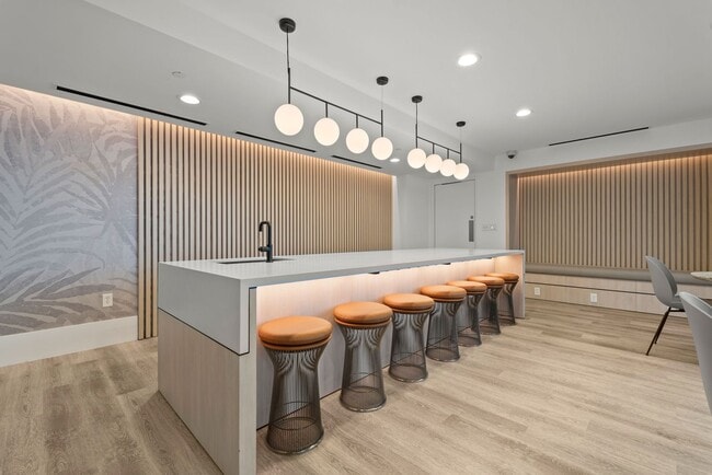 Building Photo - Gorgeous Two Bedroom Condo with Stunning V...