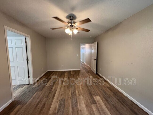 Building Photo - 4120 W 56th Pl