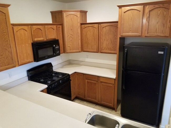Building Photo - Westside 4 Bed, 2.75 Bath Townhouse w/Gara...