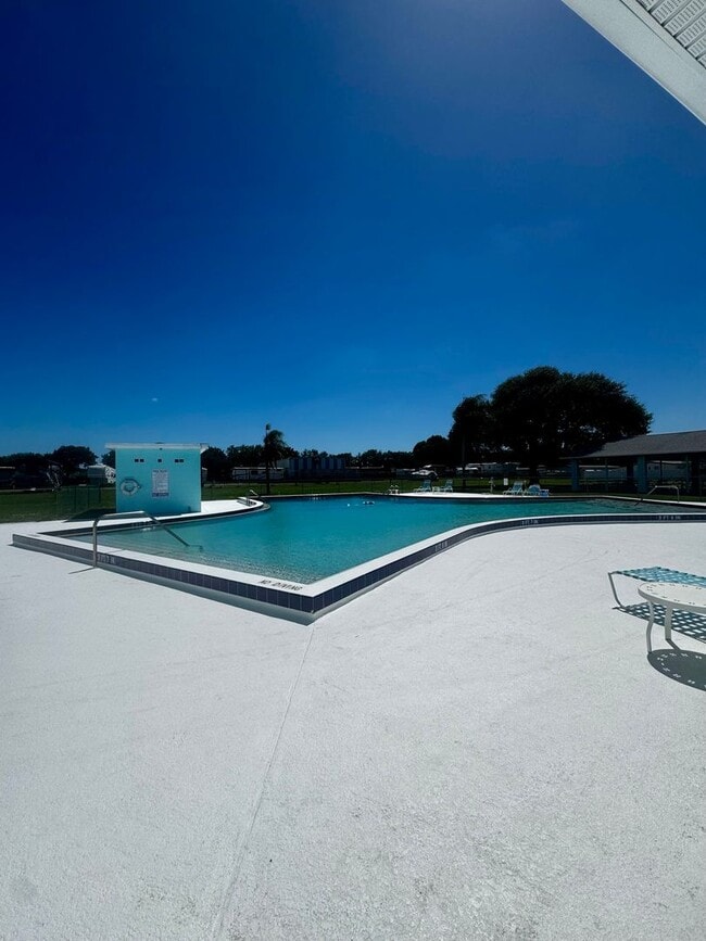 Building Photo - Welcome to your Florida retirement dream in desirable Hollywood Estates.