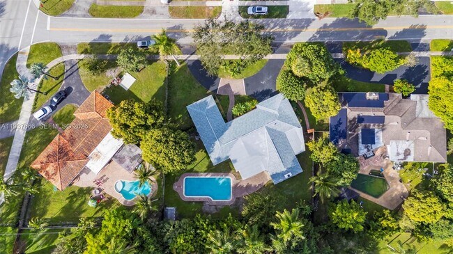 Building Photo - 812 Holly Ln