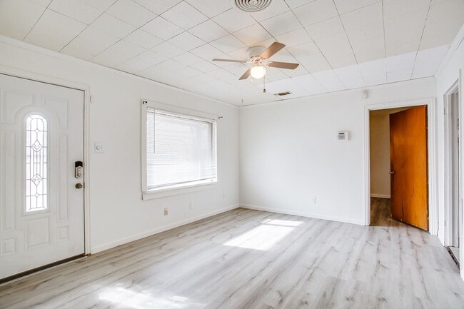 Building Photo - Updated 3 bedroom, 1.5 bath!