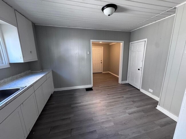 Building Photo - 2234 Hamilton Ave