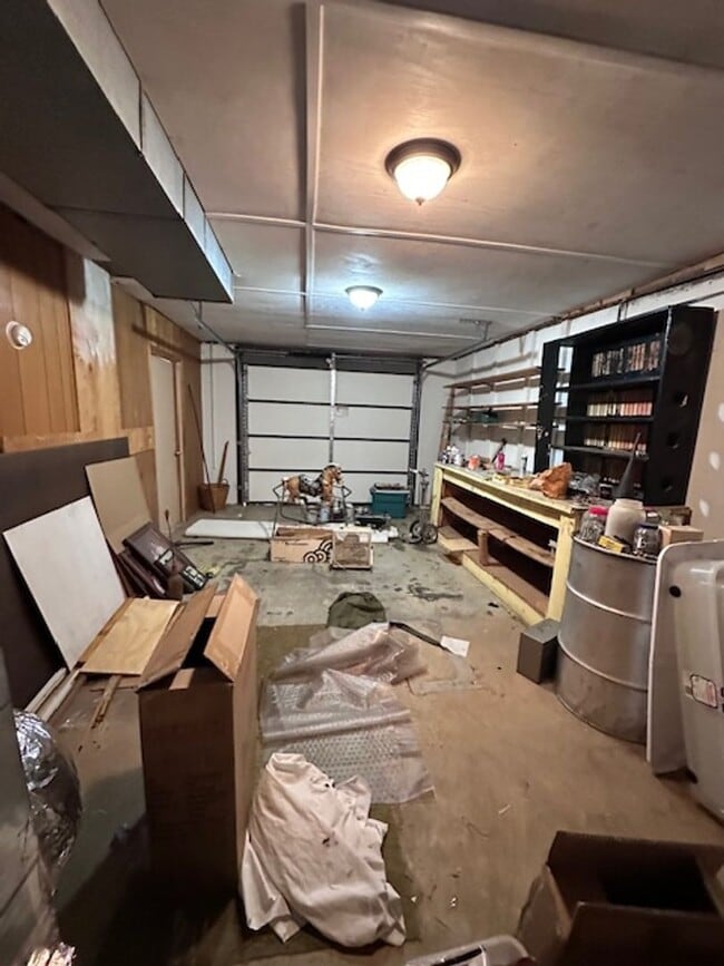 Building Photo - Maryville 37803 - 5 bedroom, 3 bath home - Contact Karen Robertson (865) 454-7626