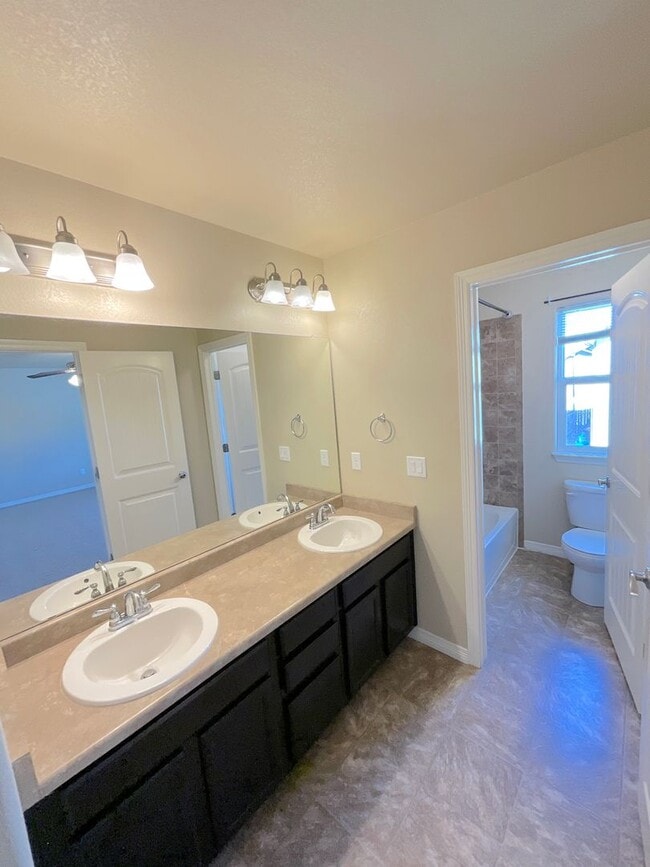 Building Photo - 3 Bedroom Home Available Near S Marksheffel Rd & Fontaine Blvd!