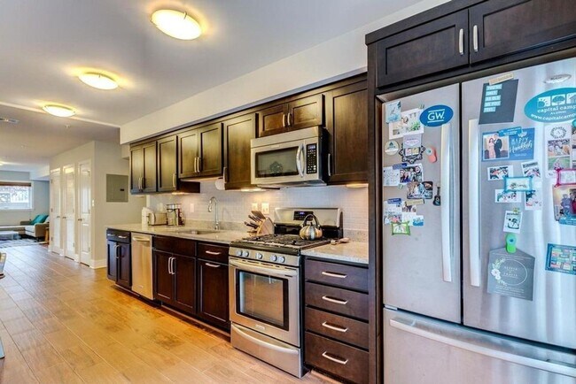 Building Photo - Amazing 2 Bedroom, 2 Full Bathroom 14th St Apartment with Secure Parking!
