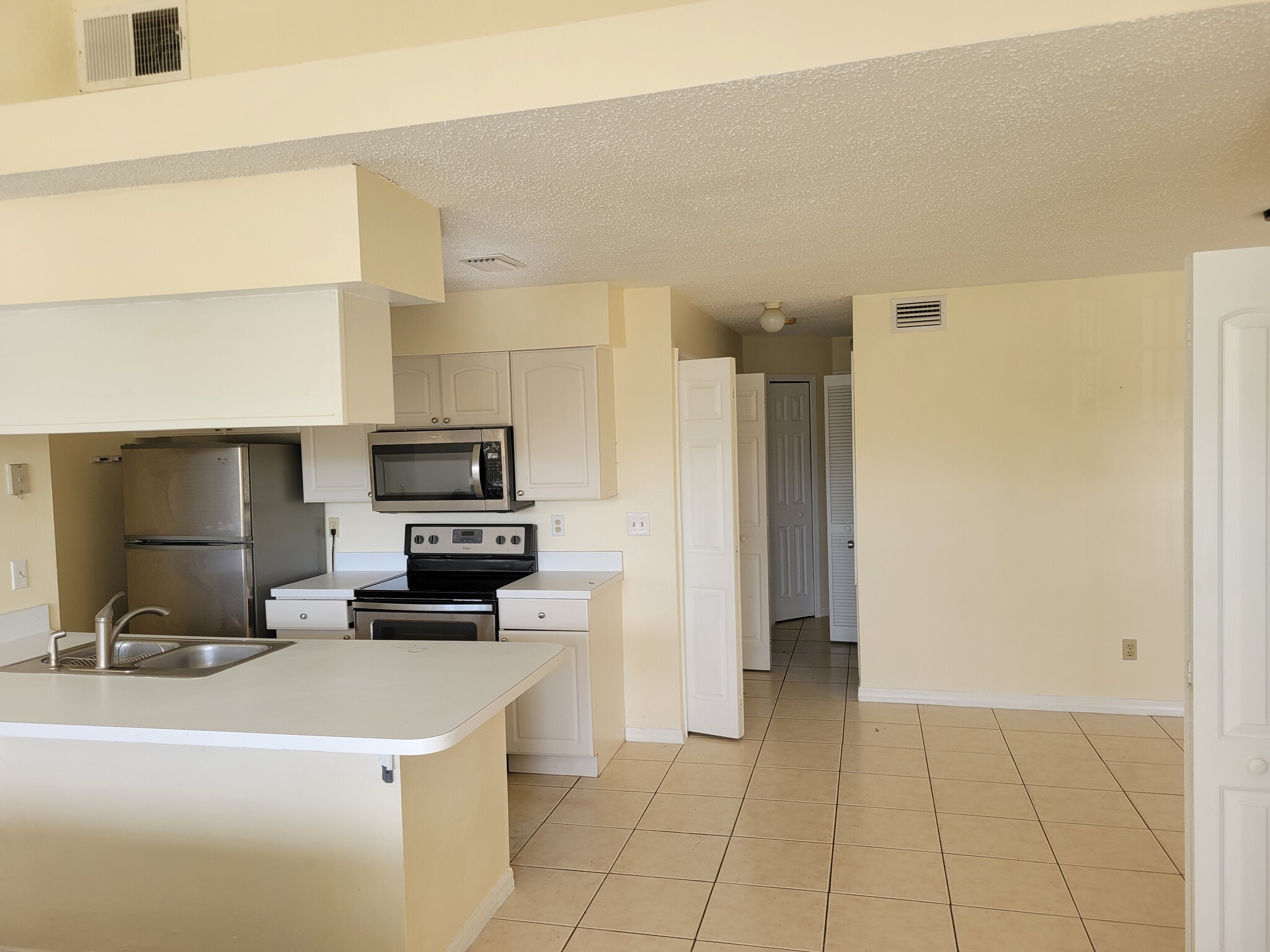 Building Photo - 2488 Sweetwater Club Cir