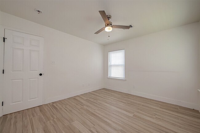 Building Photo - 915 Adele St