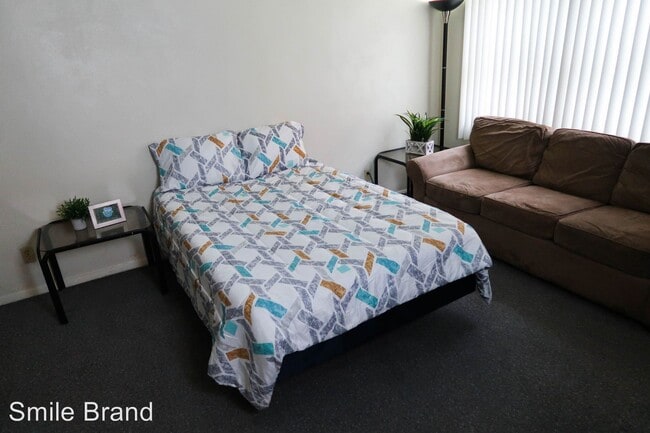 Building Photo - Studio, 1 bath Room For Rent - 510 E. Clark