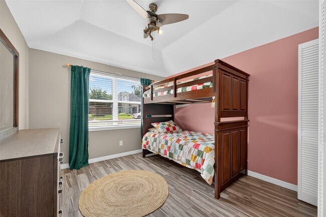 Building Photo - 5310 Holly View Dr