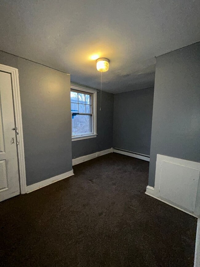 Building Photo - 2 bed freshly updated