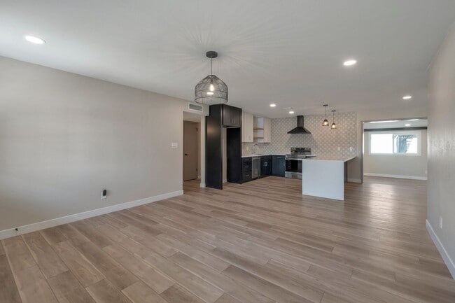 Building Photo - Super Nice Remodeled Home with Pool Close to ASU