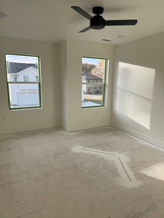 Building Photo - Beautiful townhome with 2 car garage, Cent...