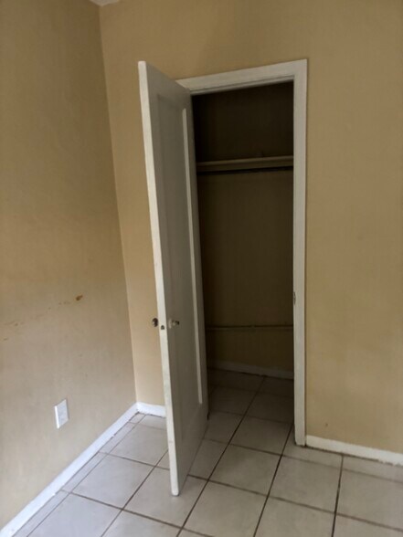 Building Photo - 1007 NE 112th St