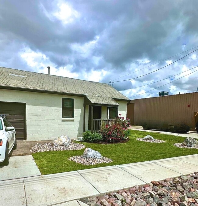 Building Photo - Cozy 1 Bd 1 Bath Remodeled Duplex