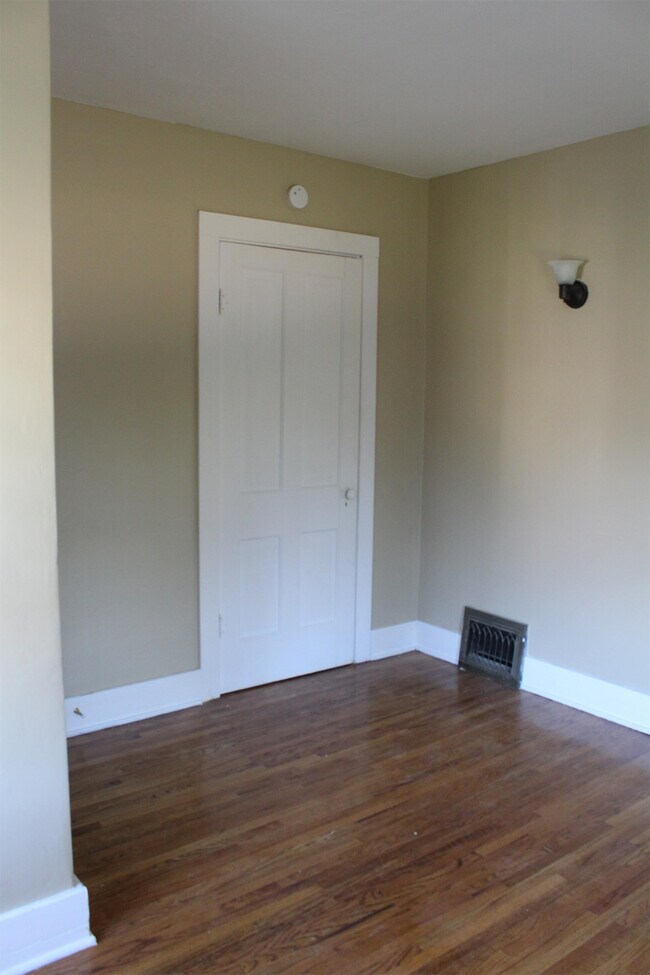 Building Photo - 526 E 11th St