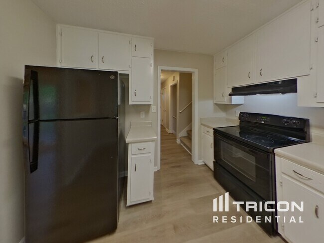 Building Photo - 2561 Falcon Ridge Dr SW