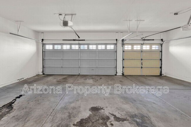 Building Photo - 1988 E Divot Dr