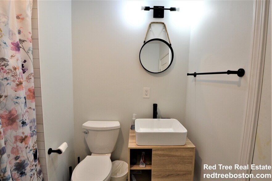 Building Photo - 179 Putnam St