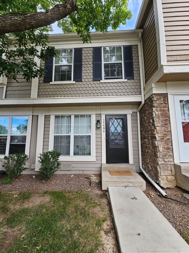 Building Photo - Spacious 2 Bed Townhome w/ Fenced Yard & N...