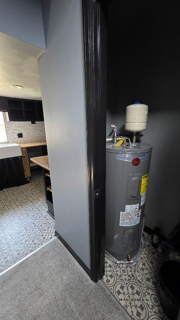 Building Photo - Unique 3 Bedroom Home