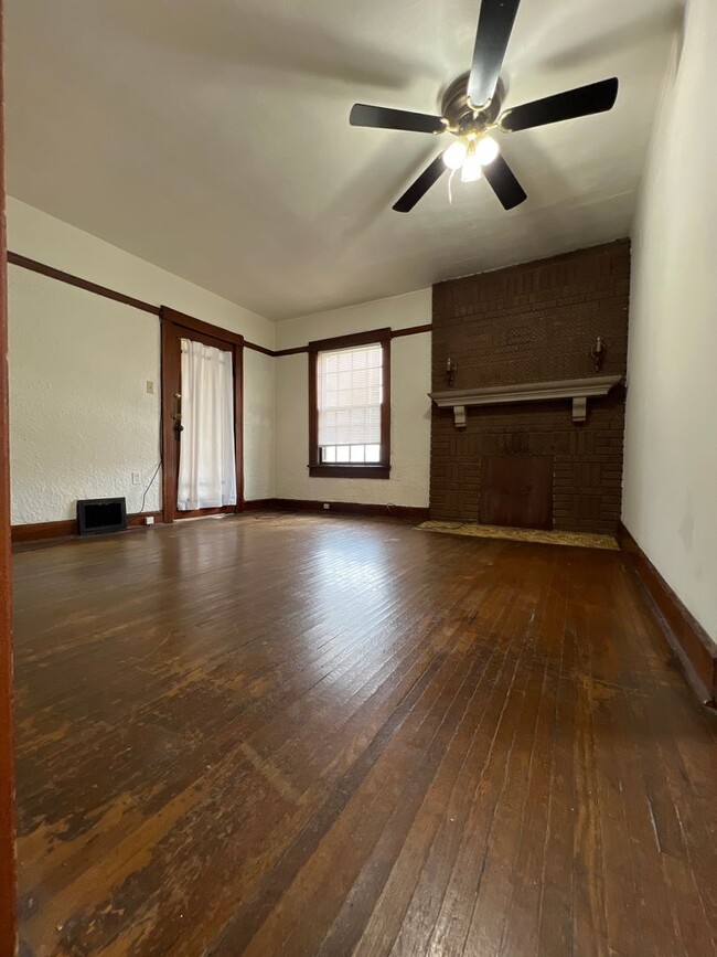 Building Photo - 1 Bedroom South of Downtown; Avail August ...