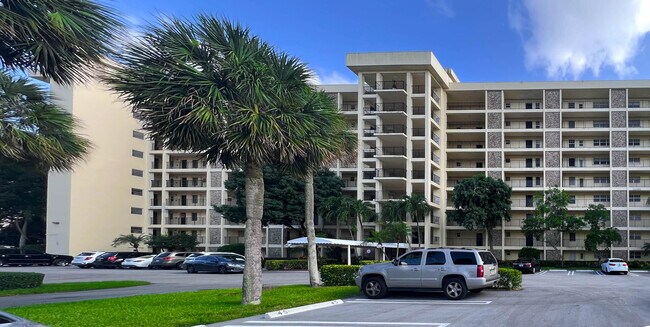 Building Photo - 3050 N Palm Aire Dr