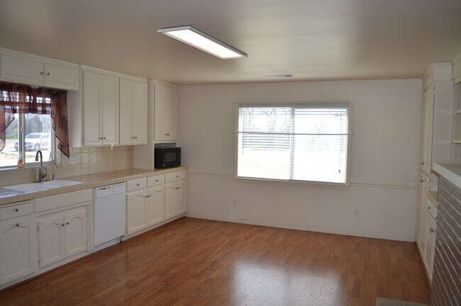 Building Photo - 15290 Sunset Dr