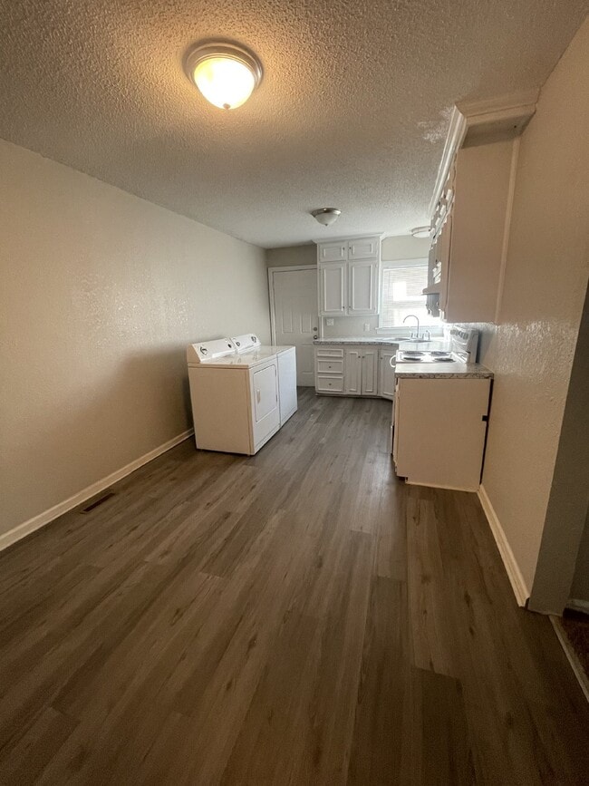 Building Photo - Charming 2-Bedroom Duplex in Wichita with Spacious Layout and Modern Amenities!