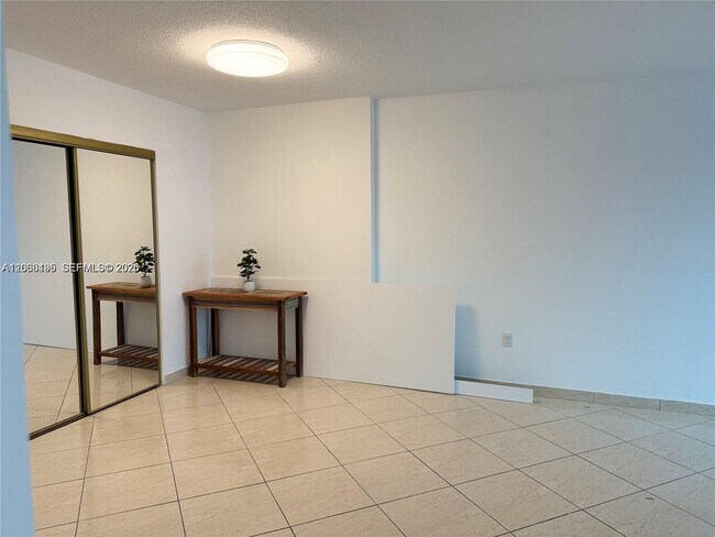 Building Photo - 400 Kings Point Dr