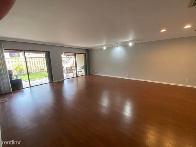 Building Photo - 3 br, 2.5 bath House - 1800 Embassy Dr Apt...