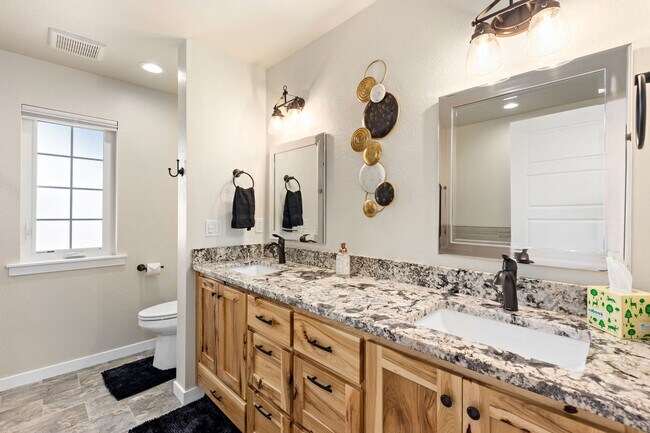 Building Photo - 1019 SW J St