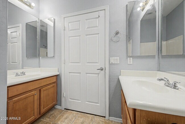 Building Photo - 7233 W Paradise Ln