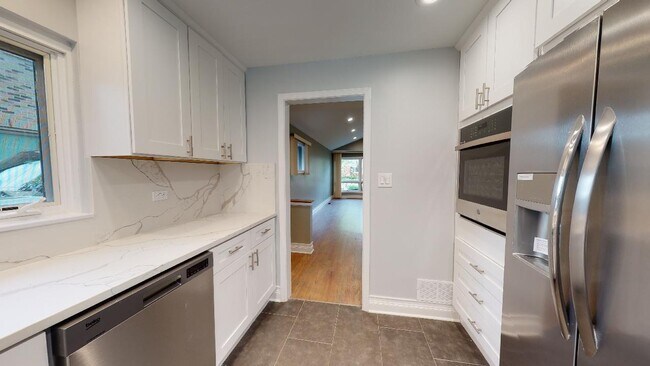 Building Photo - 1366 Cavell Ave