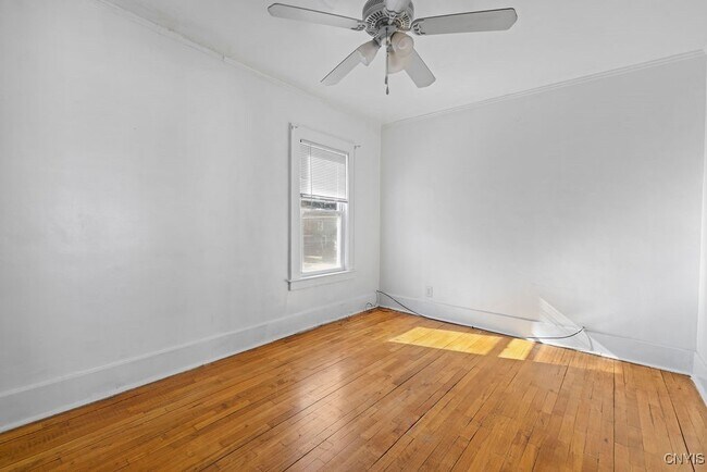 Building Photo - 403 Valley Dr
