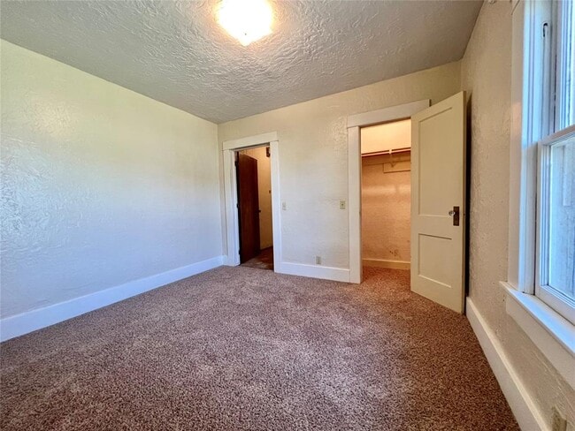 Building Photo - 419 E 6th St